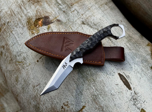 Ardent Messer fixed blade knives laid out on weathered wood, showing tang, edge, and handle craftsmanship