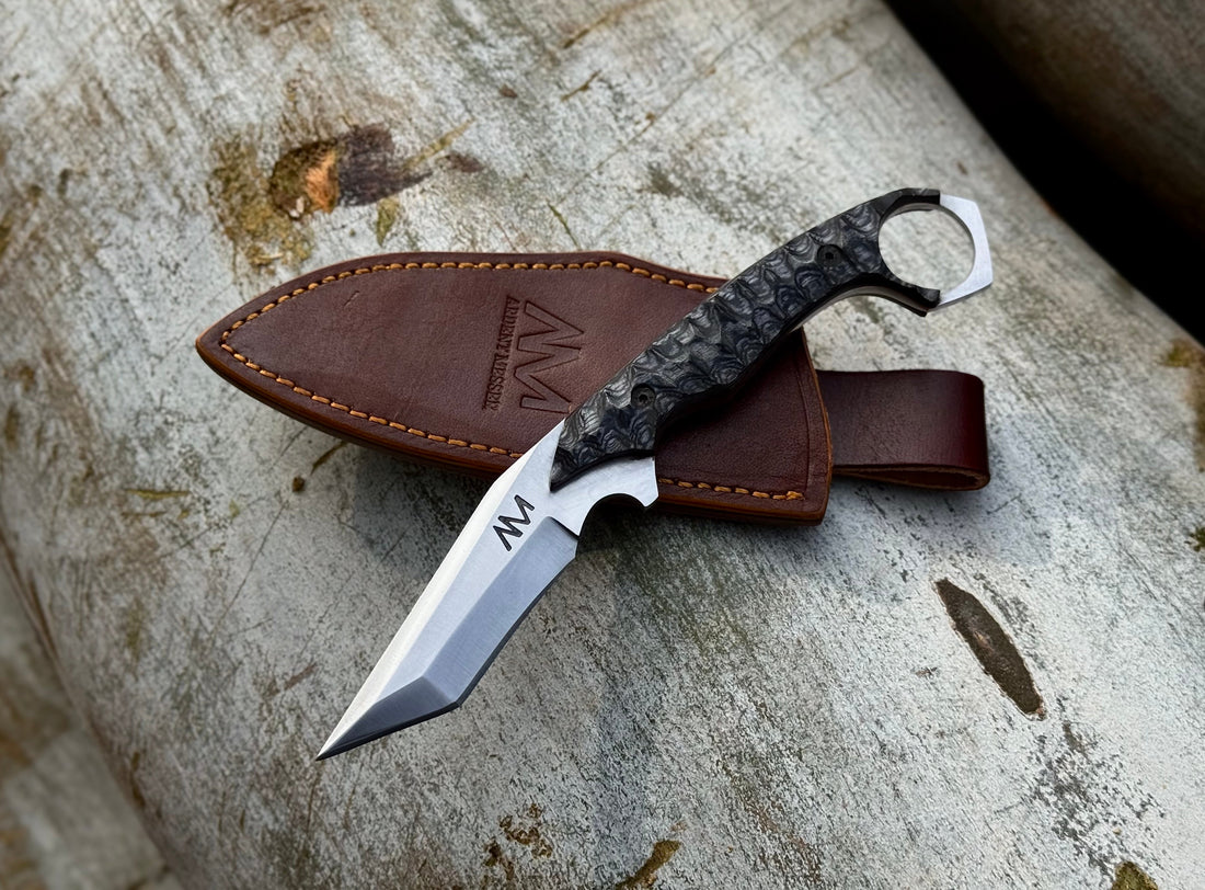 Ardent Messer fixed blade knives laid out on weathered wood, showing tang, edge, and handle craftsmanship