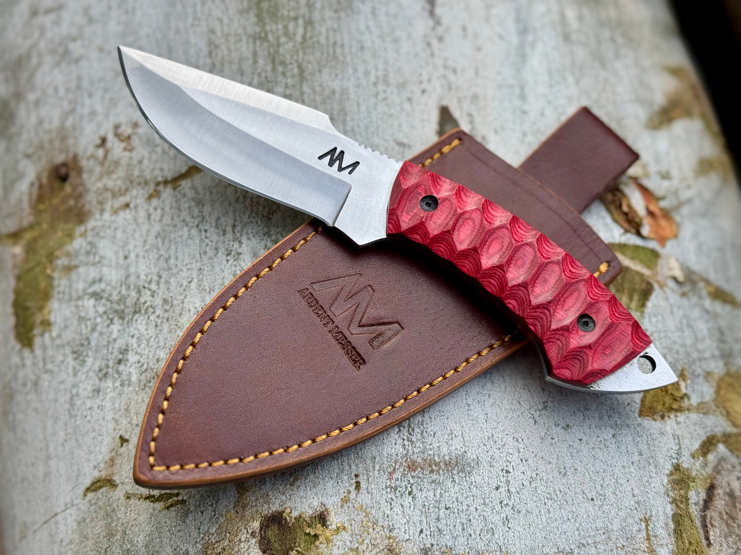 fixed blade hunting knife with leather sheath for belt carry and bushcraft